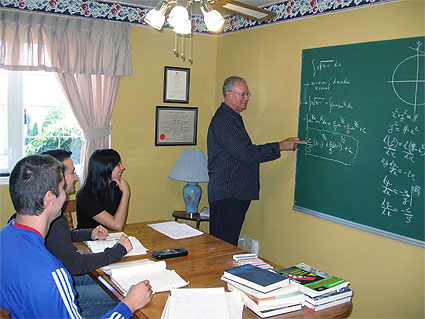 Serge Gagnon pendant un cours de mathématiques privé