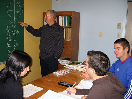 Serge Gagnon pendant un cours de mathématiques privé à un groupe d'élèves